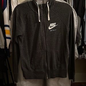 Charcoal SMALL nike zip up in used condition. No holes, zipper in working order